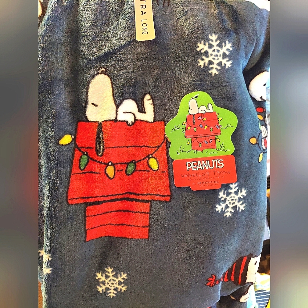 NWT Snoopy Santa Holiday Fleece Throw